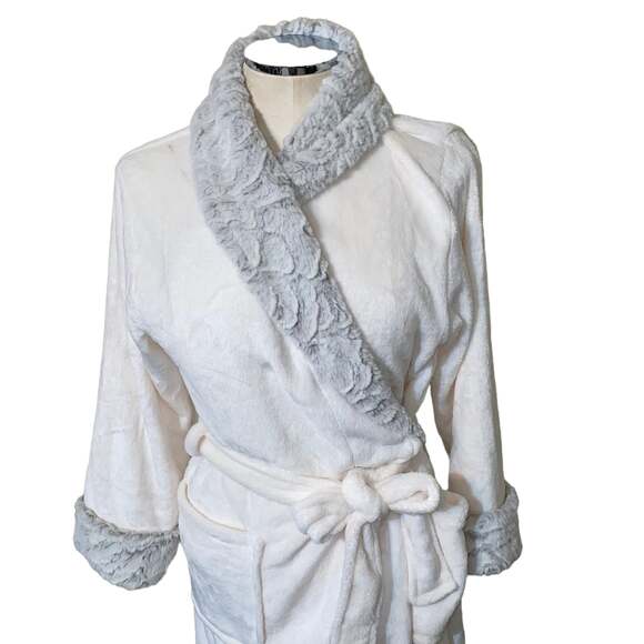 Carole Hochman Robe With Faux Fur Collar and Sleeves and two front pockets sz M - Picture 3 of 7